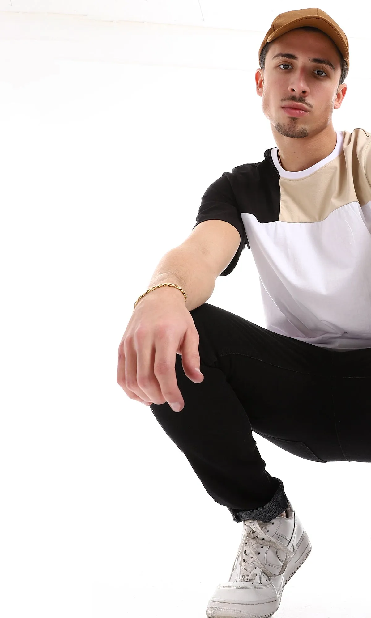 O165975 Black & Beige Sleeves For A White Tee
